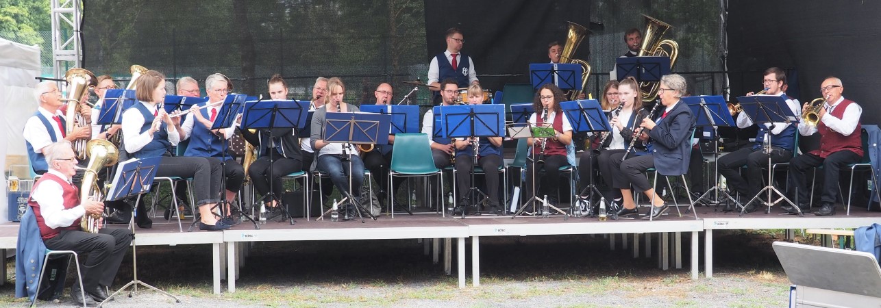 Dammersbacher Blaskapelle spielt gemeinsam mit Stadtkapelle auf Klosterparkfest